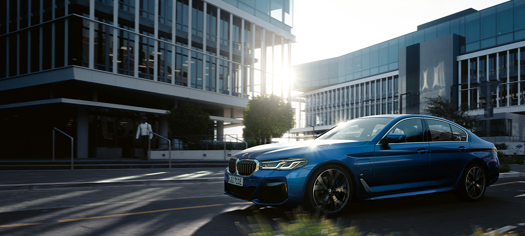 BMW Serie 5 Berlina G30 Facelift 2020 Phytonic Blue, vista anteriore a tre quarti, in movimento
