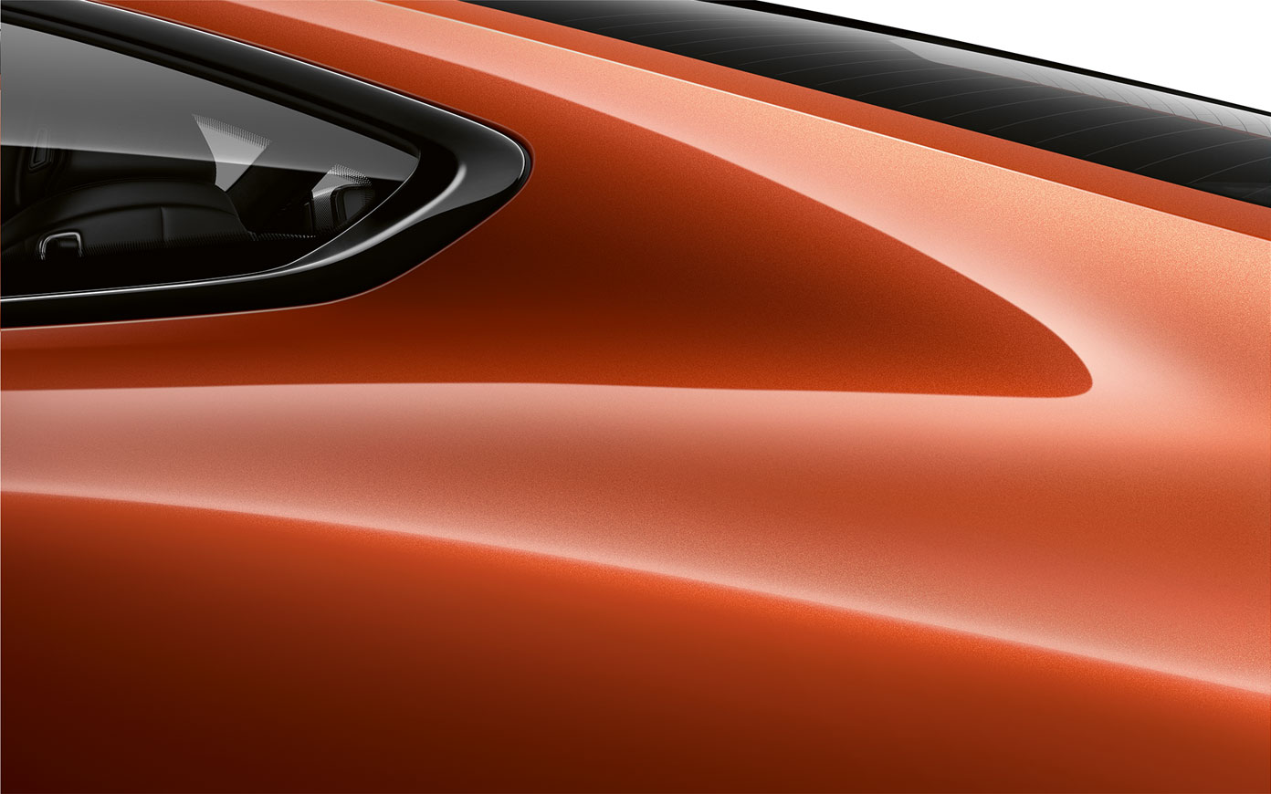 Ripresa da vicino del montante posteriore della BMW Serie 8 Coupé in Sunset Orange metallizzato G15.