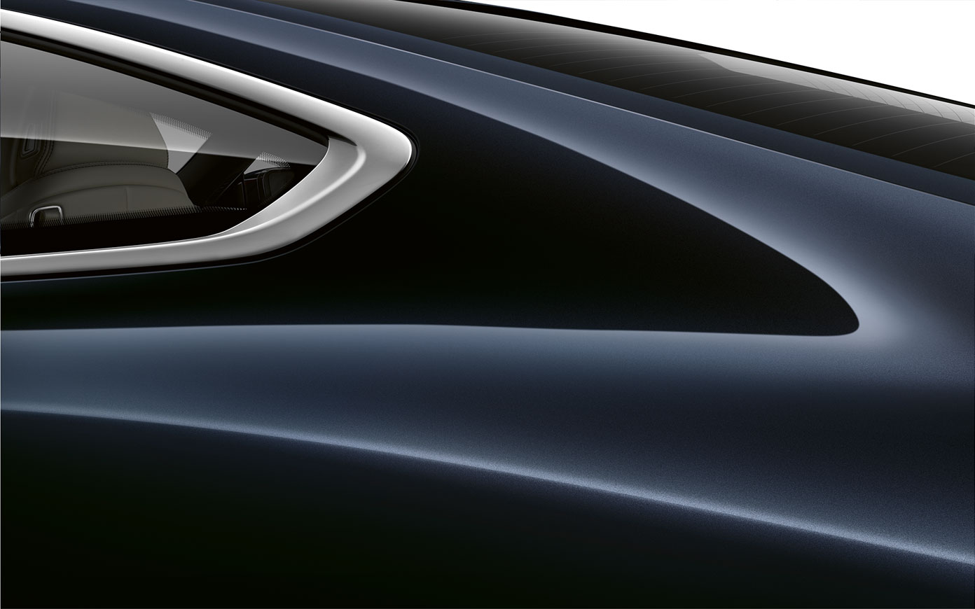 Ripresa da vicino del montante posteriore della BMW Serie 8 Coupé in Carbon Black metallizzato G15.